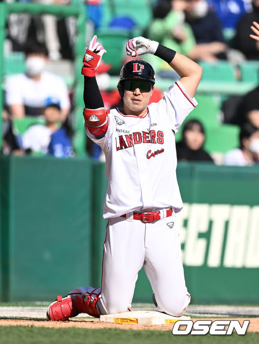 16일 인천 인천 SSG랜더스필드에서 2022 신한은행 SOL KBO리그 SSG 랜더스와 삼성 라이온즈의 경기가 열렸다.5회말 1사 만루에서 SSG 한유섬이 우전 3타점 적시 3루타를 치고 세리머니를 펼치고 있다. 2022.04.16 /sunday@osen.co.kr