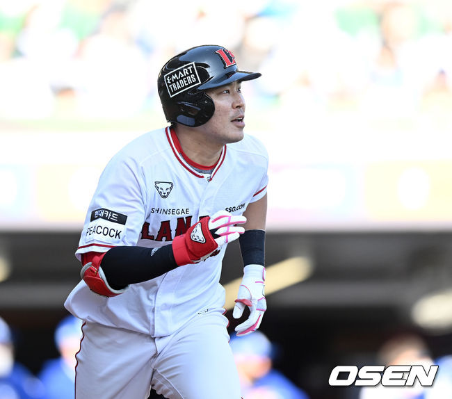 16일 인천 인천 SSG랜더스필드에서 2022 신한은행 SOL KBO리그 SSG 랜더스와 삼성 라이온즈의 경기가 열렸다.7회말 2사 1루에서 SSG 한유섬이 우중간 적시 2루타를 치고 그라운드를 달리고 있다. 2022.04.16 /sunday@osen.co.kr