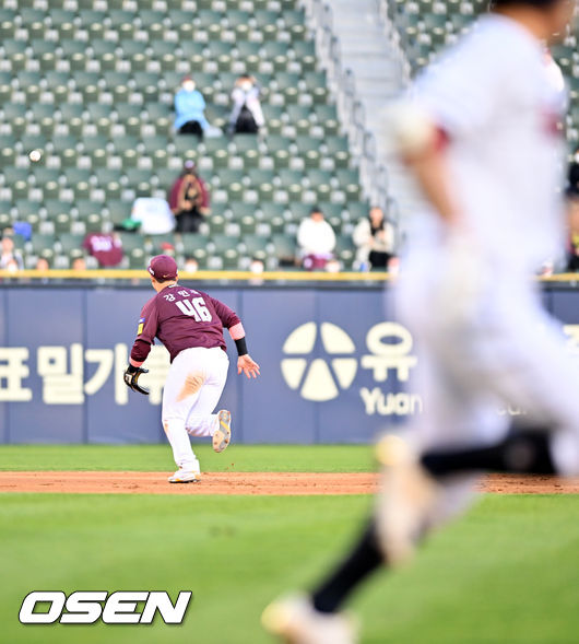5회말 1사 주자 1,2루 두산 정수빈의 유격수 앞 땅볼때 키움 유격수 강민국의 실책이 벌어지고 있다. 2022.04.16 /rumi@osen.co.kr