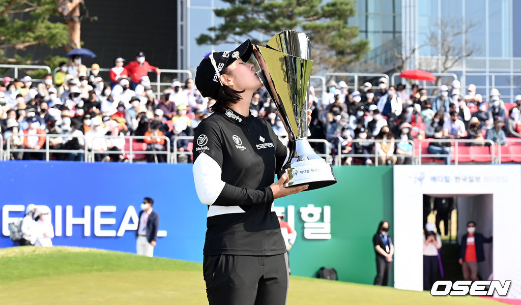 박지영이 17일 경기도 여주 페럼클럽 동-서 코스(파72/6,628야드)에서 열린 한국여자프로골프 KLPGA투어 '메디힐-한국일보 챔피언십'(총상금 10억 원,우승상금 1억8천만 원)에서 와이어 투 와이어 우승을 거뒀다.우승을 차지한 박지영이 관중들 앞에서 트로피에 키스를 하고 있다. 2022.04.17 /cej@osen.co.kr