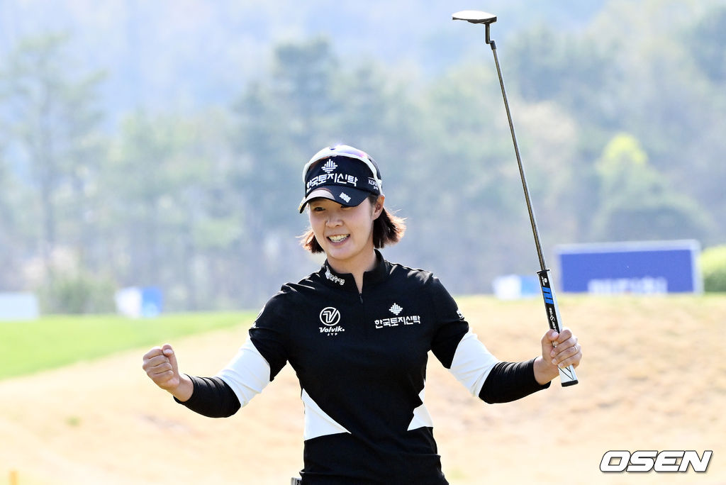 박지영이 17일 경기도 여주 페럼클럽 동-서 코스(파72/6,628야드)에서 열린 한국여자프로골프 KLPGA투어 '메디힐-한국일보 챔피언십'(총상금 10억 원,우승상금 1억8천만 원)에서 와이어 투 와이어 우승을 거뒀다.박지영이 18번홀 퍼팅 후 우승을 확정지으며 기뻐하고 있다. 2022.04.17 /cej@osen.co.kr