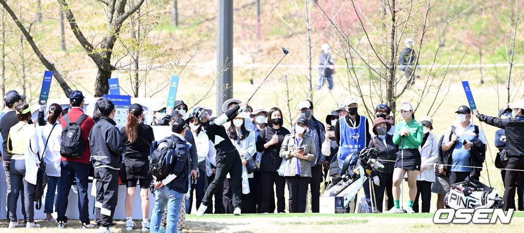 17일 경기도 여주 페럼클럽 동-서 코스(파72/6,628야드)에서 한국여자프로골프 KLPGA투어 '메디힐-한국일보 챔피언십'(총상금 10억 원,우승상금 1억8천만 원) 최종라운드가 열렸다.박지영이 2번홀 티샷을 하고 있다. 2022.04.17 /cej@osen.co.kr