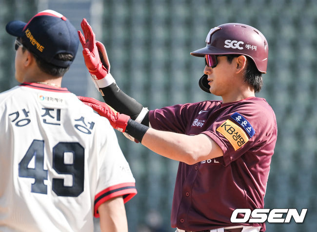 17일 오후 서울 잠실구장에서 ‘2022 신한은행 SOL KBO리그’ 두산 베어스와 키움 히어로즈의 경기가 진행됐다.5회초 무사 3루 키움 이정후가 역전 1타점 적시타를 날린뒤 세리머니를 하고 있다.   2022.04.17 / soul1014@osen.co.kr