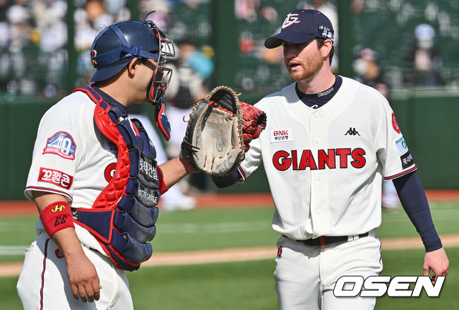 롯데 자이언츠 반즈가 6회초 수비를 무실점으로 막고 포수 지시완과 하이파이브를 하고 있다. 2022.04.17 / foto0307@osen.co.kr