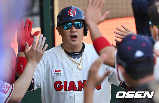 롯데 자이언츠 이대호가 2회말 올시즌 첫 홈런을 치고 하이파이브를 하고 있다. 2022.04.17 / foto0307@osen.co.kr