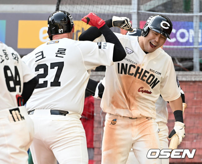 17일 오후 인천 SSG랜더스필드에서 ‘2022 신한은행 SOL KBO리그’ SSG 랜더스와 삼성 라이온즈의 경기가 열렸다.7회말 무사 1루 상황 SSG 크론이 달아나는 중월 투런포를 날리고 홈을 밟은 뒤 한유섬과 환호하고 있다. 2022.04.17 / dreamer@osen.co.kr