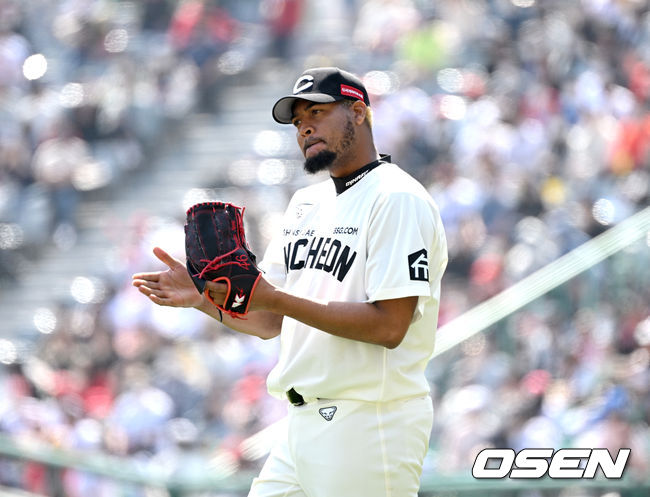 2회초 2사 1루 상황 삼성 김재혁의 내야 땅볼 때 실책을 범한 SSG 3루수 김성현을 향해 선발 투수 노바가 박수를 보내며 다독이고 있다. 2022.04.17 / dreamer@osen.co.kr