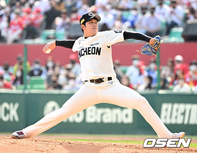 7회초 마운드에 오른 SSG 투수 서진용이 힘차게 공을 뿌리고 있다. 2022.04.17 / dreamer@osen.co.kr