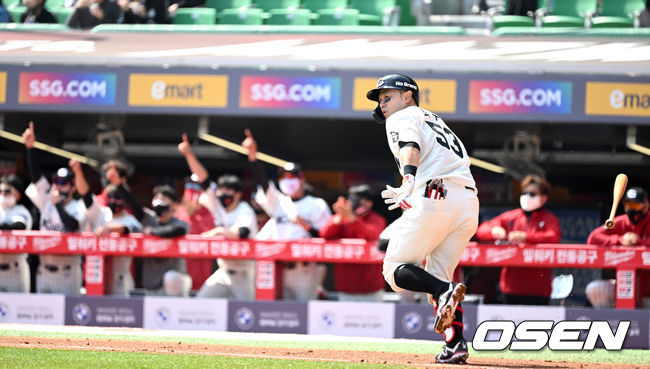 1회말 1사 1루 상황 SSG 최주환이 선제 1타점 좌익선상 2루타를 날리고 있다. 2022.04.17 / dreamer@osen.co.kr