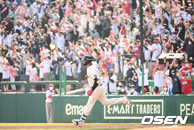 17일 오후 인천 SSG랜더스필드에서 ‘2022 신한은행 SOL KBO리그’ SSG 랜더스와 삼성 라이온즈의 경기가 열렸다.7회말 무사 1루 상황 SSG 크론이 달아나는 중월 투런포를 날리고 그라운드를 돌며 환호하고 있다. 2022.04.17 / dreamer@osen.co.kr