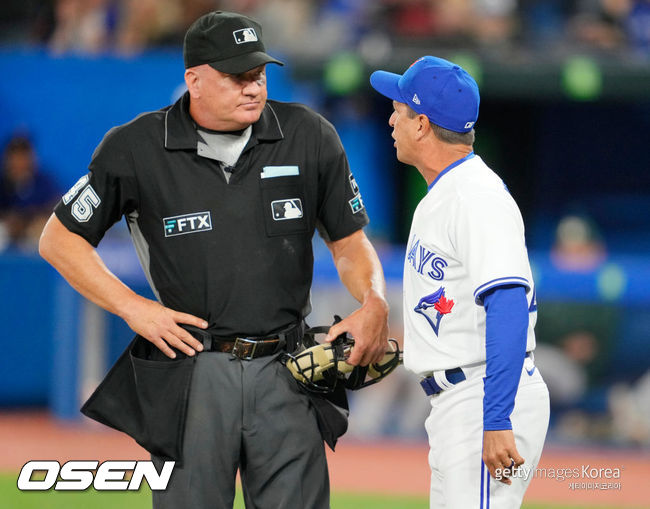 [사진] 찰리 몬토요 토론토 감독이 제프 넬슨 심판에게 어필하다 퇴장을 당하고 있다. ⓒGettyimages(무단전재 및 재배포 금지)