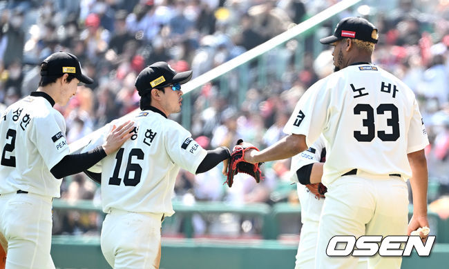 2회초 2사 만루 상황 삼성 김상수를 내야 땅볼로 이끌며 실점없이 이닝을 마무리지은 SSG 선발 노바와 3루수 김성현이 인사를 나누며 더그아웃으로 향하고 있다. 2022.04.17 / dreamer@osen.co.kr