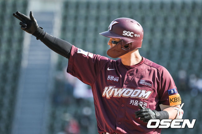 17일 오후 서울 잠실구장에서 ‘2022 신한은행 SOL KBO리그’ 두산 베어스와 키움 히어로즈의 경기가 진행됐다.5회초 2사 만루 키움 박찬혁이 2타점 적시타를 날리고 세리머니를 하고 있다.  2022.04.17 / soul1014@osen.co.kr
