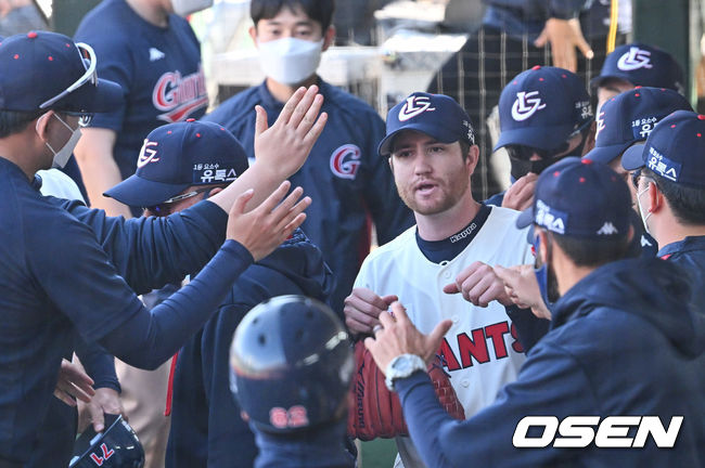 롯데 자이언츠 반즈가 9회초 2사 1,3루 완봉승을 앞두고 마운드를 내려오며 동료 선수들과 하이파이브를 하고 있다. 2022.04.17 / foto0307@osen.co.kr