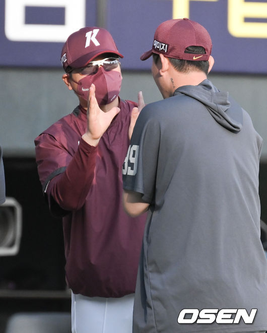 경기종료 후 키움 홍원기 감독이 윤정현과 하이파이브를 하고 있다.   2022.04.17 / soul1014@osen.co.kr