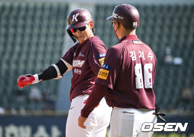 5회초 무사 3루 키움 이정후가 역전 1타점 적시타를 날린뒤 세리머니를 하고 있다. 이정후는 이 안타로 KBO리그 최연소+최소경기 900안타를 달성했다.  2022.04.17 / soul1014@osen.co.kr