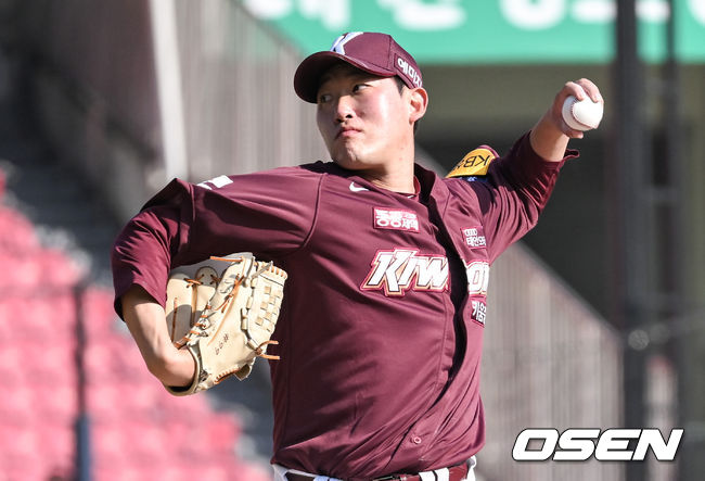 17일 오후 서울 잠실구장에서 ‘2022 신한은행 SOL KBO리그’ 두산 베어스와 키움 히어로즈의 경기가 진행됐다.5회말 키움 윤정현 투수가 역투하고 있다.  2022.04.17 / soul1014@osen.co.kr