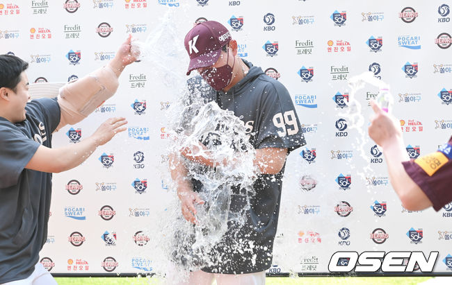 경기종료 후 시즌 첫승 달성 윤정현이 동료들에게 축하 물세례를 받고 있다.  2022.04.17 / soul1014@osen.co.kr