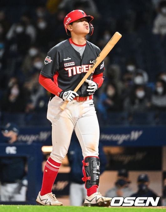KIA 타이거즈 신인타자 김도영이 타격을 마치고 아쉬워하고 있다./OSEN DB