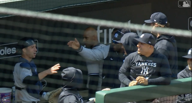 양키스 덕아웃에서 동료들에게 장난 섞인 야유를 받는 히가시오카/MLB.tv 