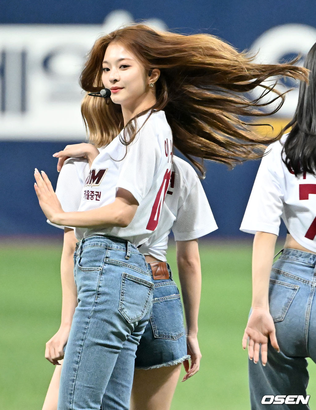 경기 전 걸그룹 프로미스나인(fromis_9) 이나경이 멤버들과 함께 그라운드 공연을 하고 있다. 2022.04.06 /rumi@osen.co.kr