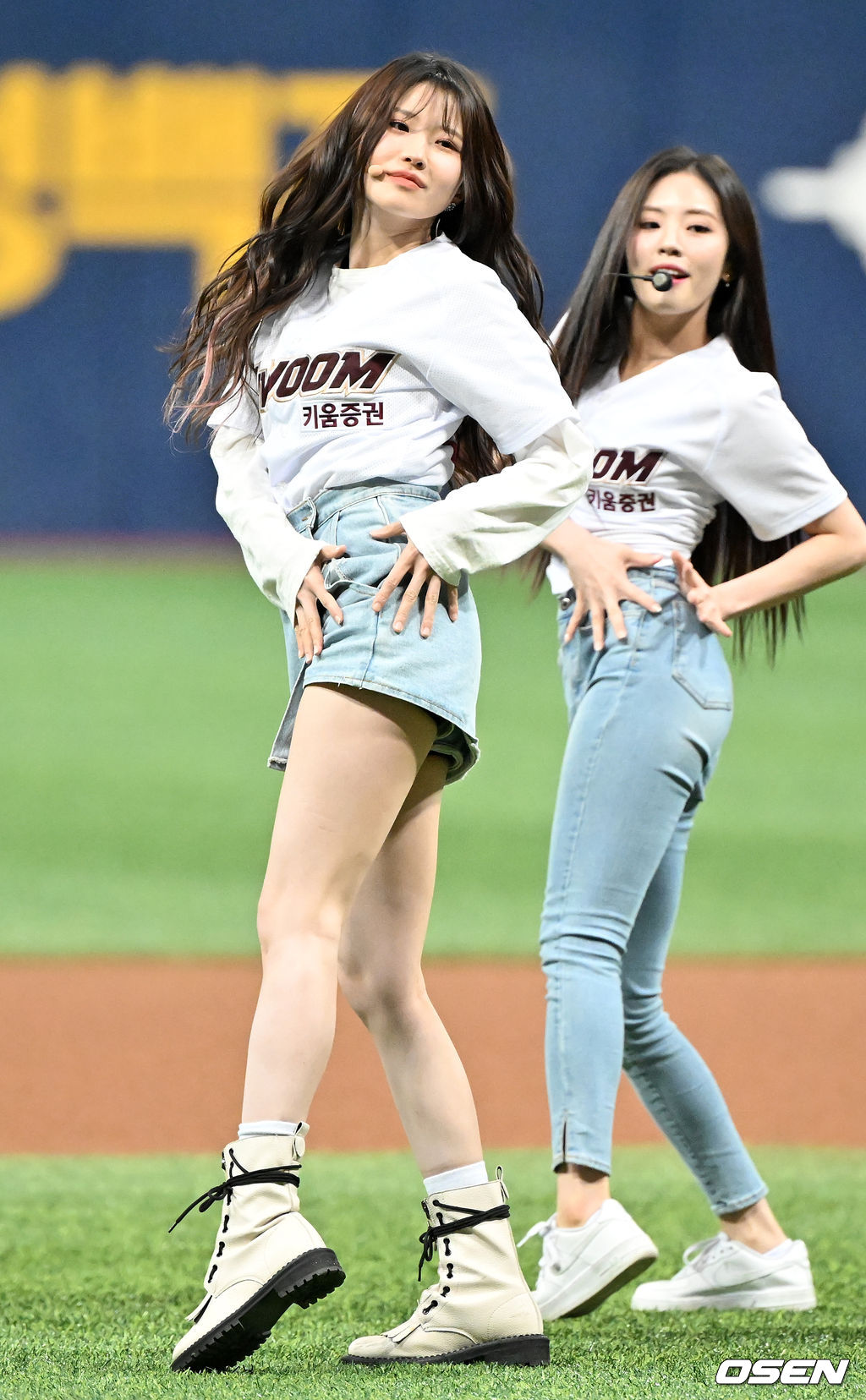 경기 전 걸그룹 프로미스나인(fromis_9) 송하영이 멤버들과 함께 그라운드 공연을 하고 있다. 2022.04.06 /rumi@osen.co.kr