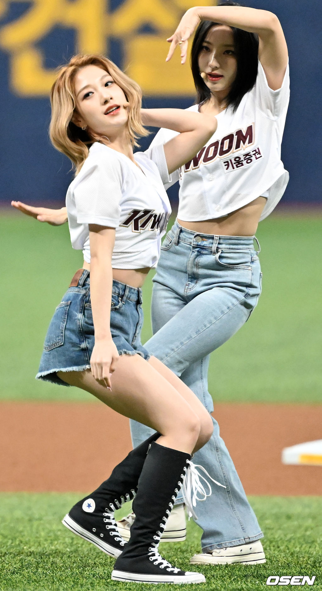 경기 전 걸그룹 프로미스나인(fromis_9) 이서연과 이새롬이 멤버들과 함께 그라운드 공연을 하고 있다. 2022.04.06 /rumi@osen.co.kr