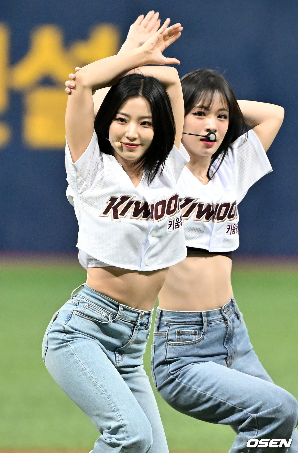 경기 전 걸그룹 프로미스나인(fromis_9) 이새롬과 이채영이 멤버들과 함께 그라운드 공연을 하고 있다. 2022.04.06 /rumi@osen.co.kr
