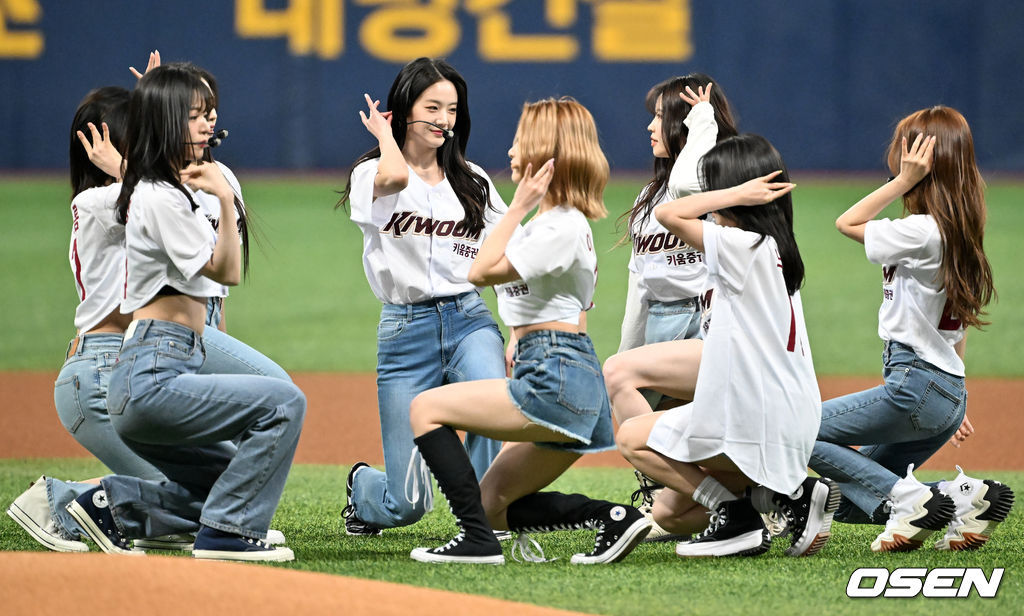 경기 전 걸그룹 프로미스나인(fromis_9) 멤버들이 그라운드 공연을 하고 있다. 2022.04.06 /rumi@osen.co.kr