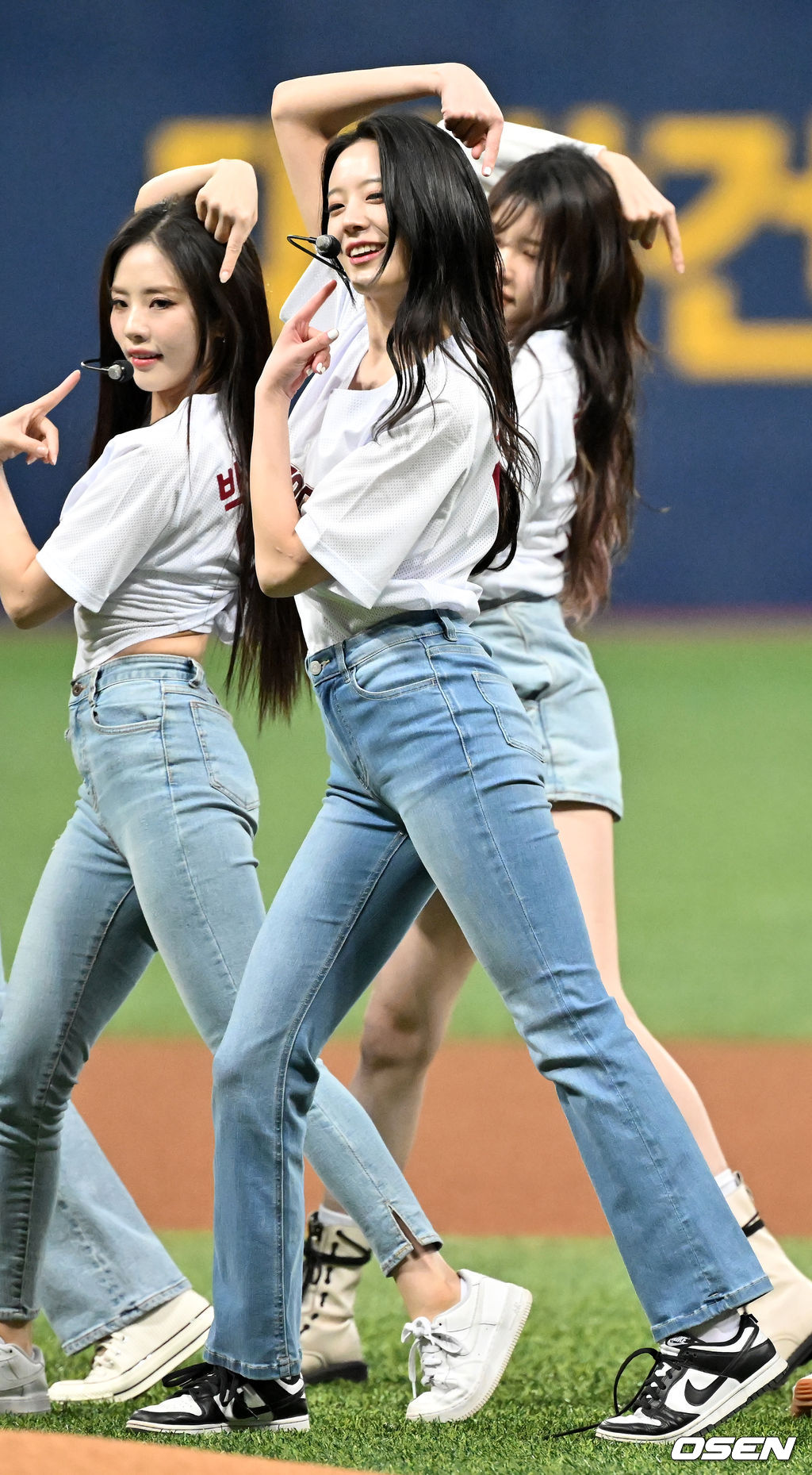 경기 전 걸그룹 프로미스나인(fromis_9) 장규리가 멤버들과 함께 그라운드 공연을 하고 있다. 2022.04.06 /rumi@osen.co.kr
