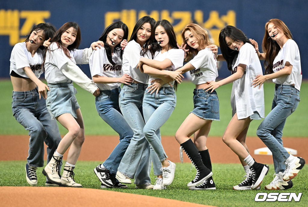 경기 전 걸그룹 프로미스나인(fromis_9)이 그라운드 공연을 하고 있다. 2022.04.06 /rumi@osen.co.kr