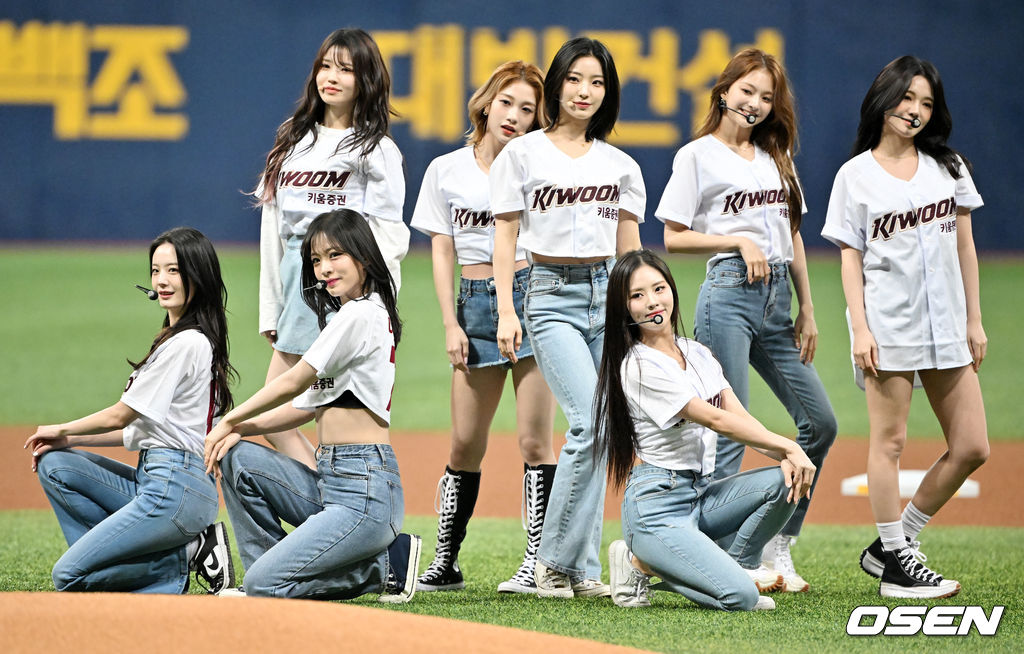경기 전 걸그룹 프로미스나인(fromis_9) 멤버들이 그라운드 공연을 하고 있다. 2022.04.06 /rumi@osen.co.kr