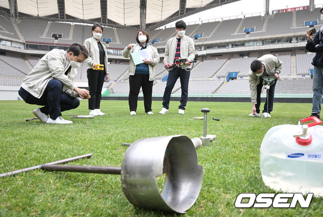 삼성물산 잔디환경연구소 소속 전문가들이 서울월드컵경기장 잔디를 살펴보고 있다. 2022.04.18 / soul1014@osen.co.kr