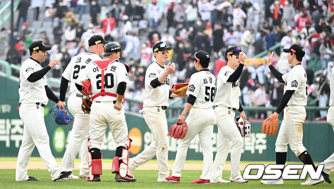 경기를 마치고 SSG 선수들이 승리 인사를 나누고 있다. 2022.04.17 / dreamer@osen.co.kr