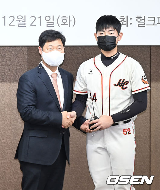 이만수 이사장이 효천고 허인서에게 포수상을 수상하고 있다. 2012.12.21 /OSEN DB