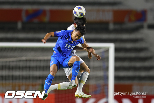 [사진] 헤더하는 송의영 / ⓒGettyimages(무단전재 및 재배포 금지)