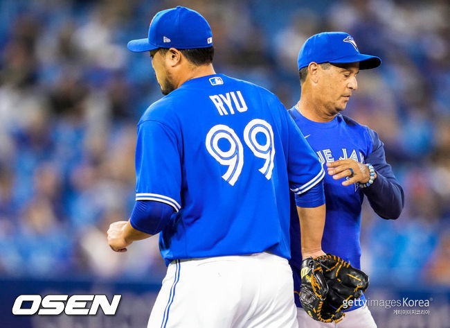 [사진] 찰리 몬토요 토론토 감독이 류현진을 교체하고 있다. ⓒGettyimages(무단전재 및 재배포 금지)