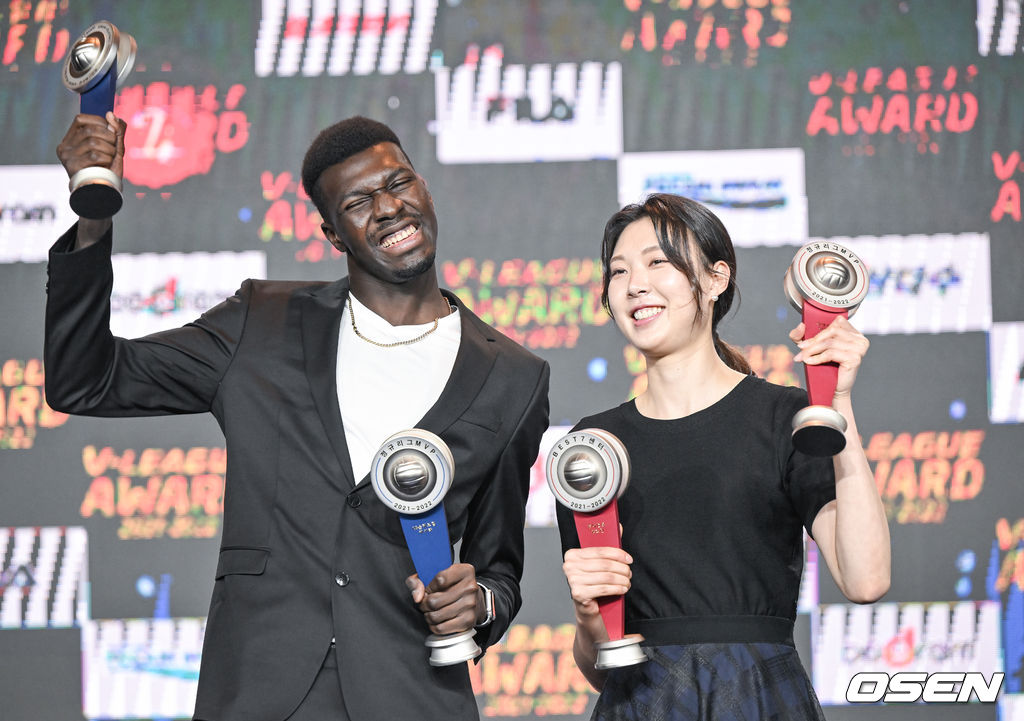 남녀 MVP로 선정된 KB손해보험 케이타와 현대건설 양효진이 포즈를 취하고 있다. 2022.04.18 / soul1014@osen.co.kr