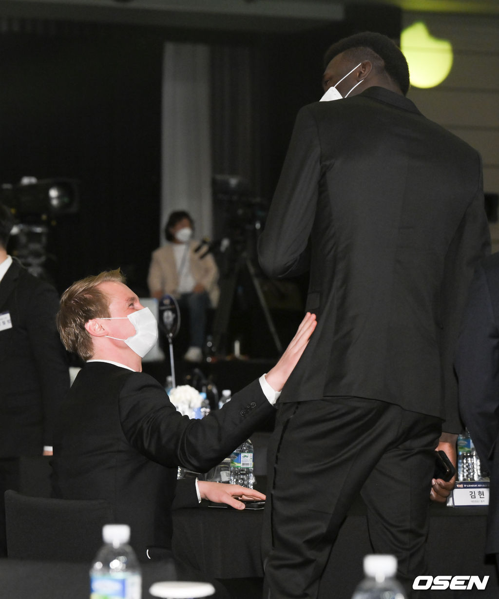 대한항공 토미 틸리카이넨 감독이 KB손해보험 케이타와 이야기를 나누고 있다. 2022.04.18 / soul1014@osen.co.kr