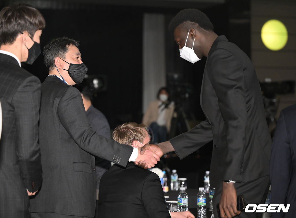 현대캐피탈 최태웅 감독이 KB손해보험 케이타와 악수를 나누고 있다. 2022.04.18 / soul1014@osen.co.kr