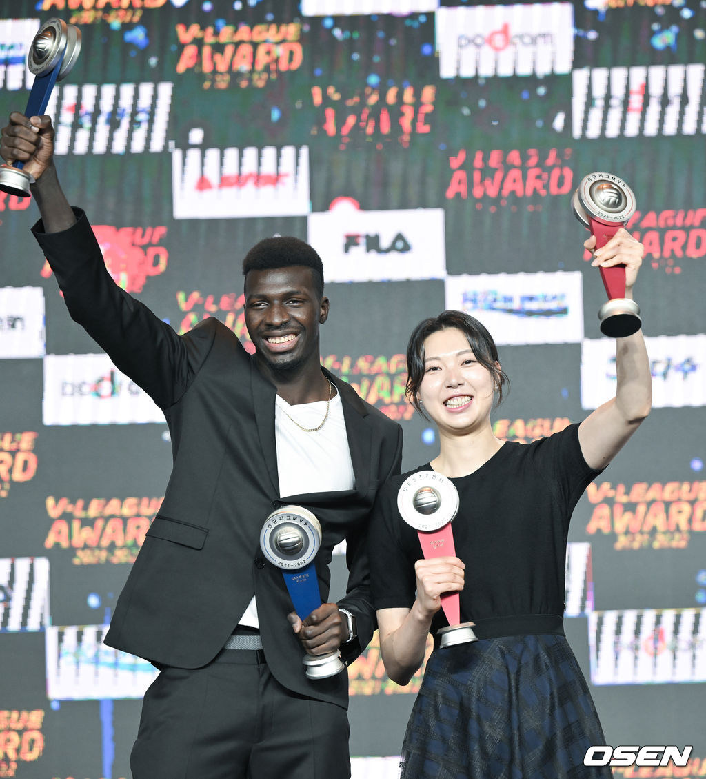 MVP로 선정된 케이타와 양효진이 포즈를 취하고 있다. 2022.04.18 / soul1014@osen.co.kr