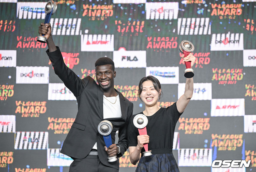 남녀 MVP로 선정된 KB손해보험 케이타와 현대건설 양효진이 포즈를 취하고 있다. 2022.04.18 / soul1014@osen.co.kr