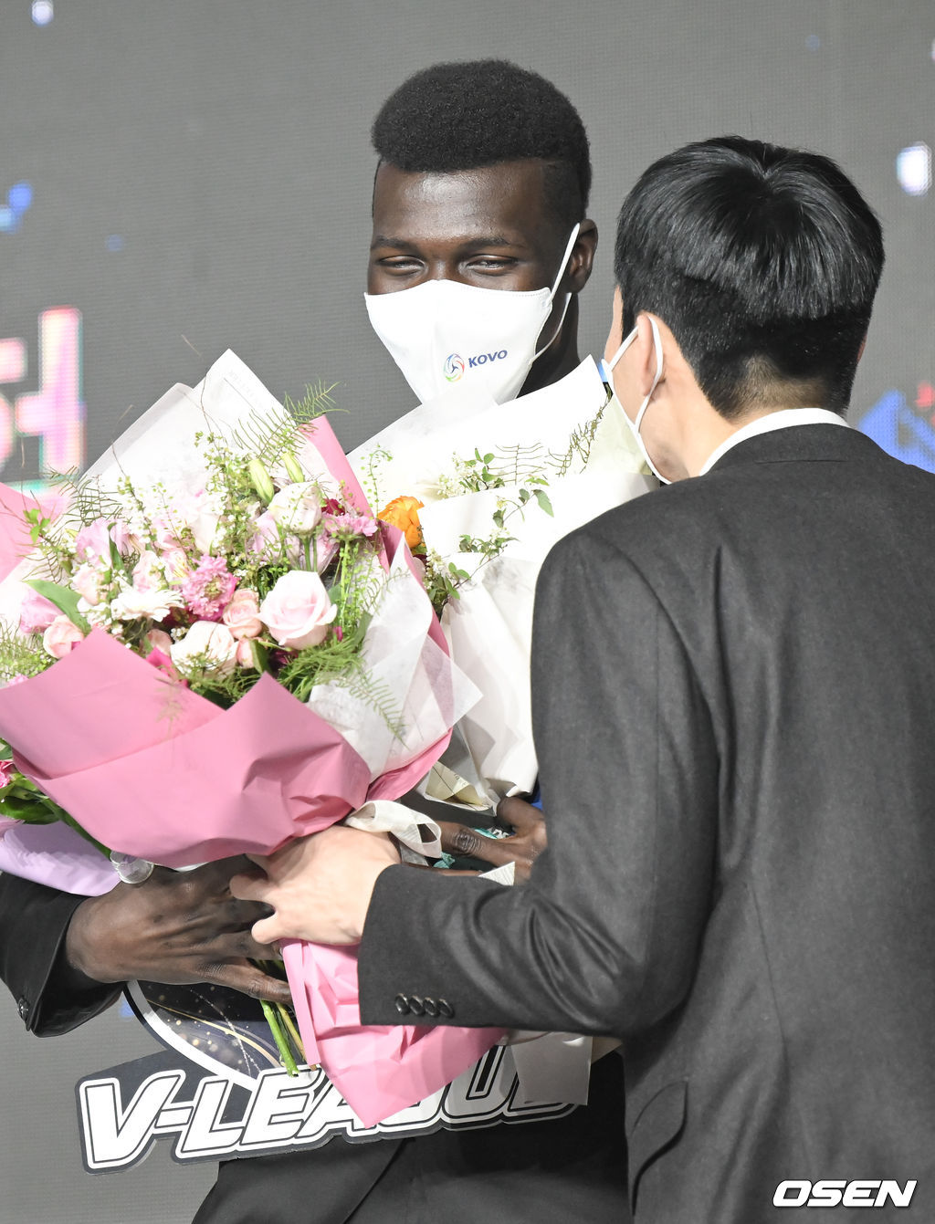 MVP로 선정된 KB손해보험 케이타가 황택의에게 축하 꽃다발을 받으며 미소 짓고 있다. 2022.04.18 / soul1014@osen.co.kr