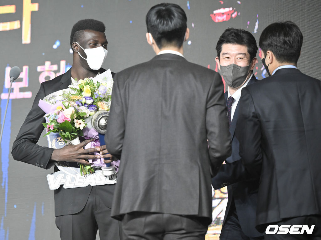 KB손해보험 케이타가 MVP로 선정된뒤 후인정 감독에게 꽃다발을 전달받고 있다2022.04.18 / soul1014@osen.co.kr