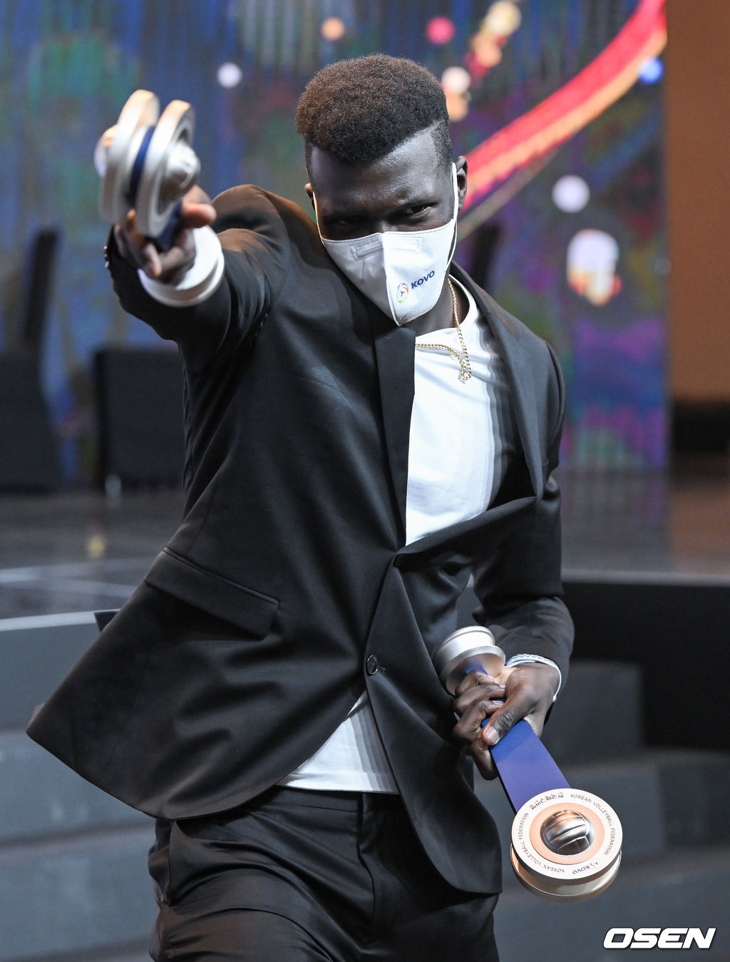 MVP로 선정된 KB손해보험 케이타가 퇴장하며 트로피로 댄스를 보이고 있다. 2022.04.18 / soul1014@osen.co.kr