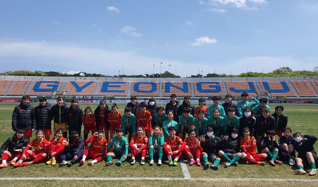 [사진]위덕대 여자축구부와 합동 훈련 후 단체 사진 /디제이매니지먼트 제공