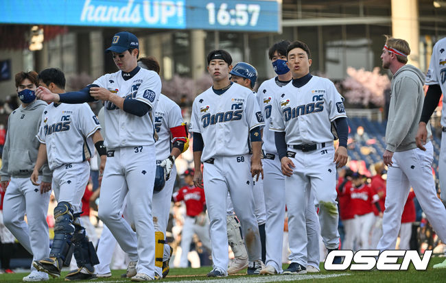 NC 선수들이 연장 10회 0-4로 패한 후 아쉬워하고 있다. 2022.04.02 /OSEN DB