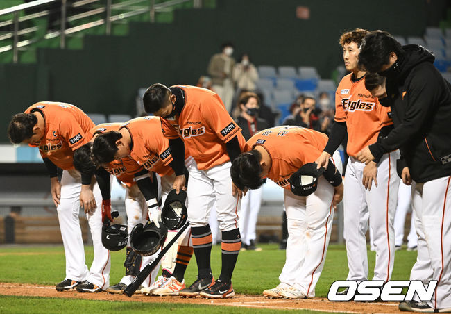 경기를 패한 한화 선수들이 팬들에 인사를 하고 있다. 2022.04.08 /OSEN DB