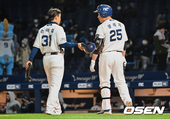 NC 양의지가 8회말 파울플라이볼로 아웃되고 손아섭과 대화하고 있다. 2022.04.15 /OSEN DB
