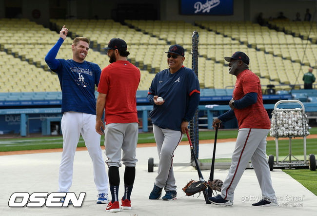 [사진] 다저스 프레디 프리먼(왼쪽)이 댄스비 스완슨, 애틀랜타 코치들과 만나 웃으며 대화하고 있다. ⓒGettyimages(무단전재 및 재배포 금지)